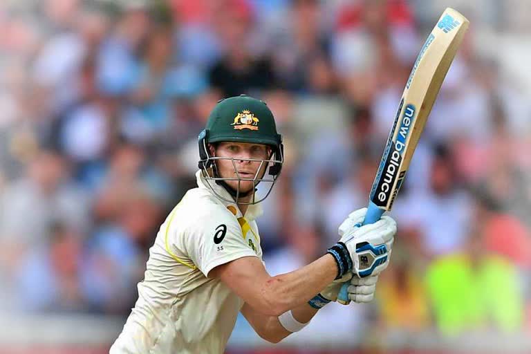 The SCG crowd cheered Steve Smith's first run in the 3rd test against new zealand