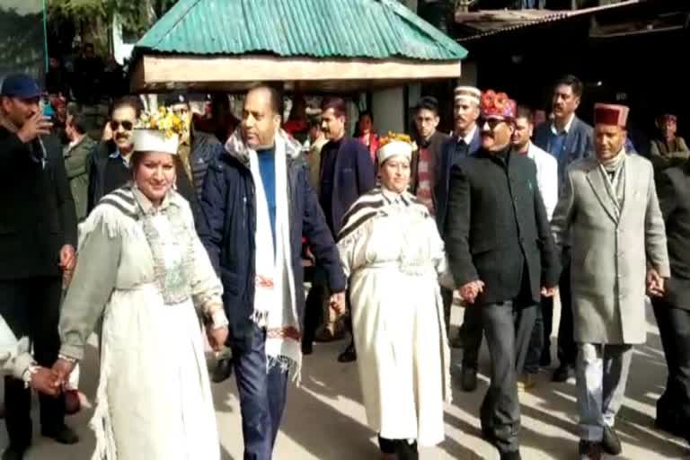 cm jairam thakur dance in winter carnival