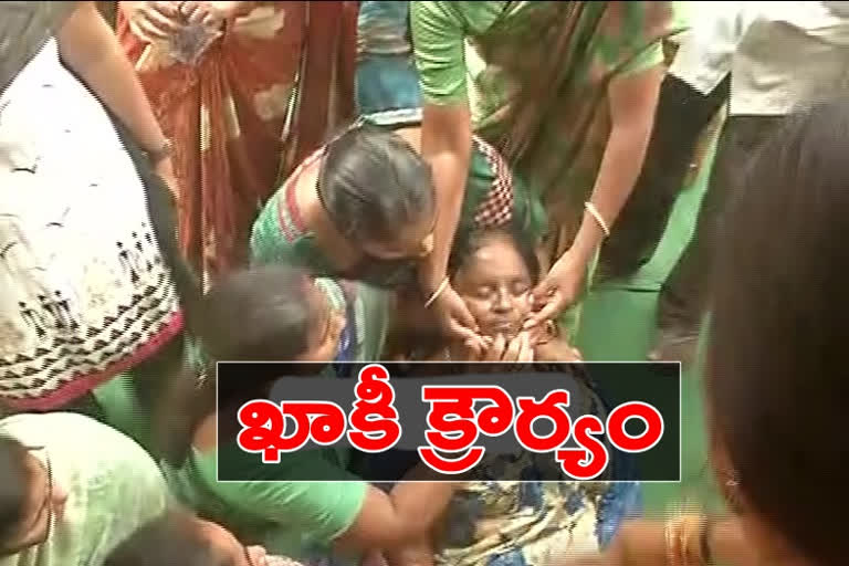 women falling in mahadharna mandam because of police