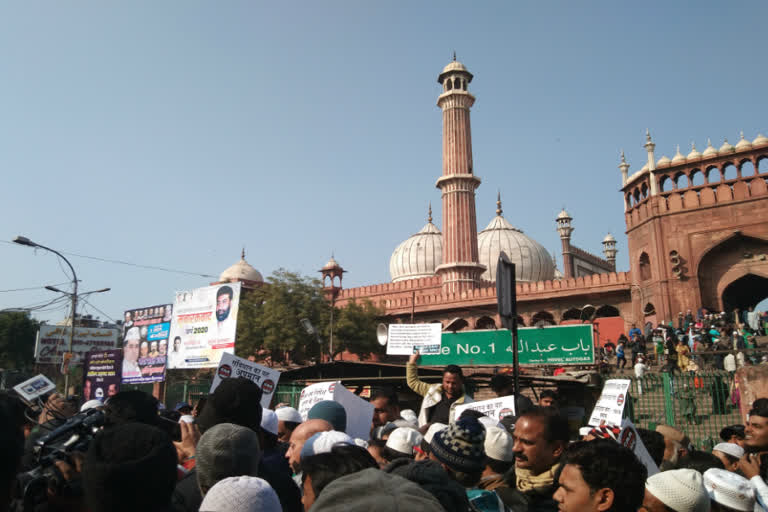 CAA protest is still going on at jama masjid chowk and Alka lamba also reached there