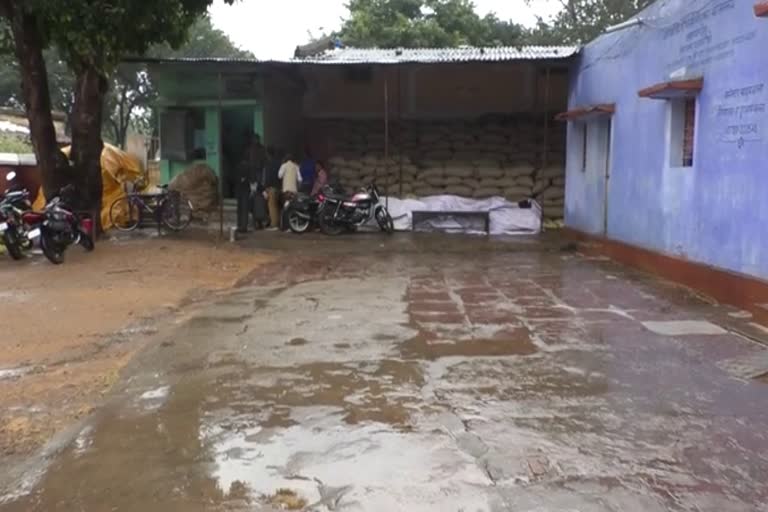 Farmers not bringing their paddy to paddy centers due to unseasonal rains