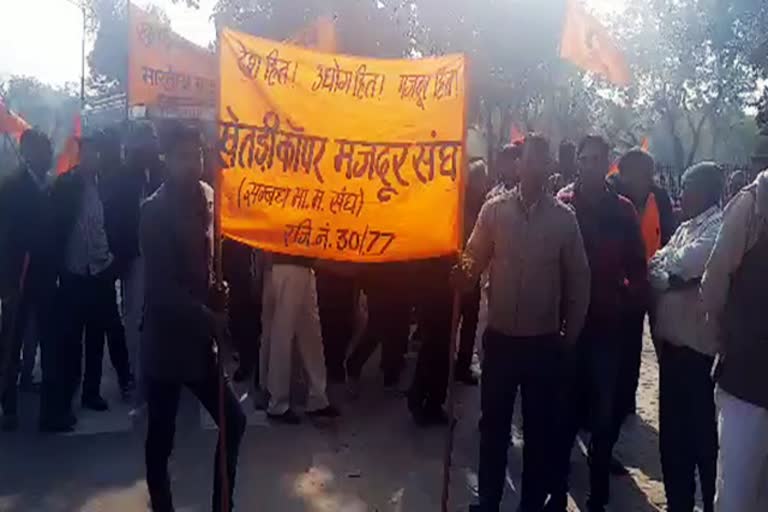 झुंझुनू में मजदूरों का विरोध प्रदर्शन, workers union protest in jhunjhunu