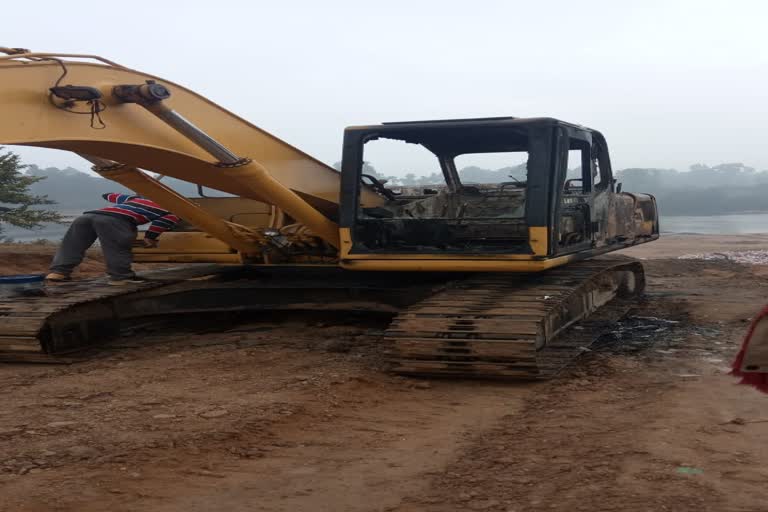 Maoists burnt Pokalane machine in bridge construction work in Keredari, Hazaribagh