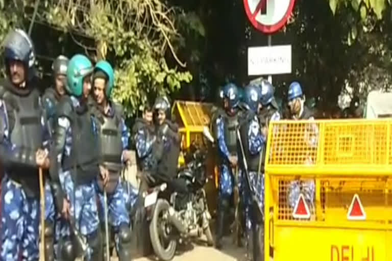 in seelampur heavy police force is there to keep the area peaceful from CAA protest