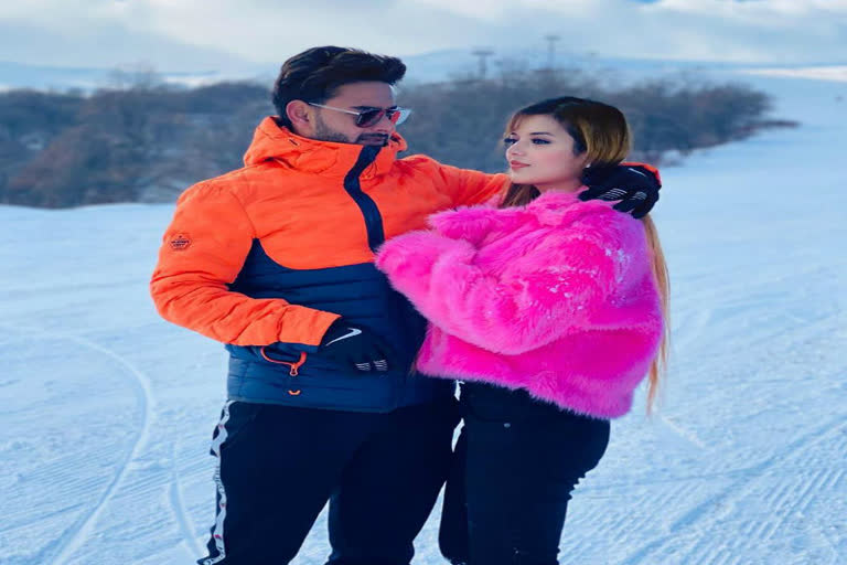 cricketer-rishabh-pant-and-his-girlfriend-isha-negi-photo-viral-in-instagram