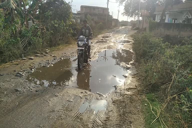 People facing problems due to bad road in chatra