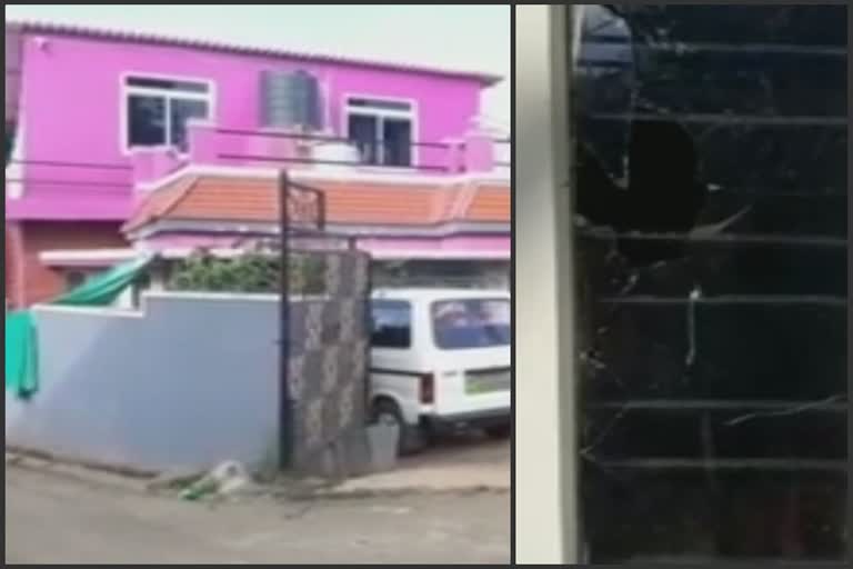 Old revenge: Frinds thrown stones on house and ran away