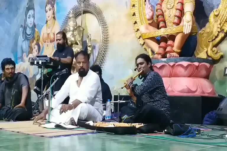 rajesh cherthala  flute performance  sabarimala latest news  flute performance in sabarimala  രാജേഷ് ചേർത്തല  ശബരിമല  സംഗീതാർച്ചന  ഓടക്കുഴല്‍ കലാകാരൻ