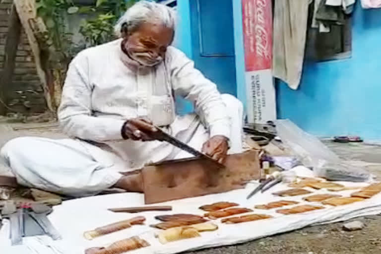 Master of making Kangi from rosewood wood