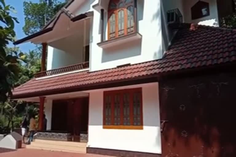 അണ്ടലൂരില്‍ അടച്ചിട്ട വീട് കുത്തിത്തുറന്ന് മോഷണം  robbery in closed house at andalloor  robbery  കണ്ണൂര്‍  kannur latest news  പ്രവാസിയുടെ അടച്ചിട്ട വീട് കുത്തിത്തുറന്ന് കവര്‍ച്ച