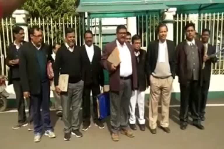 lawyers protest against collector for not coming court