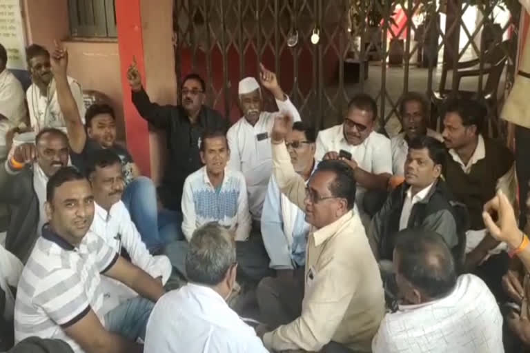 Congress workers blocked the district panchayat office