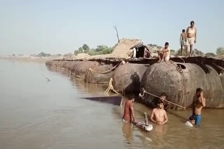 The bridge connecting the two states was not operational