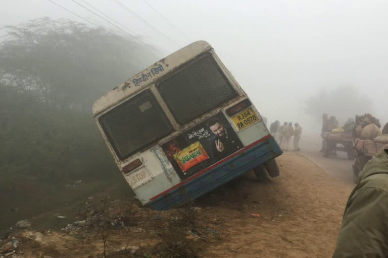 Fog havoc in Karauli, करौली में कोहरे का कहर, करौली में बस पलटी