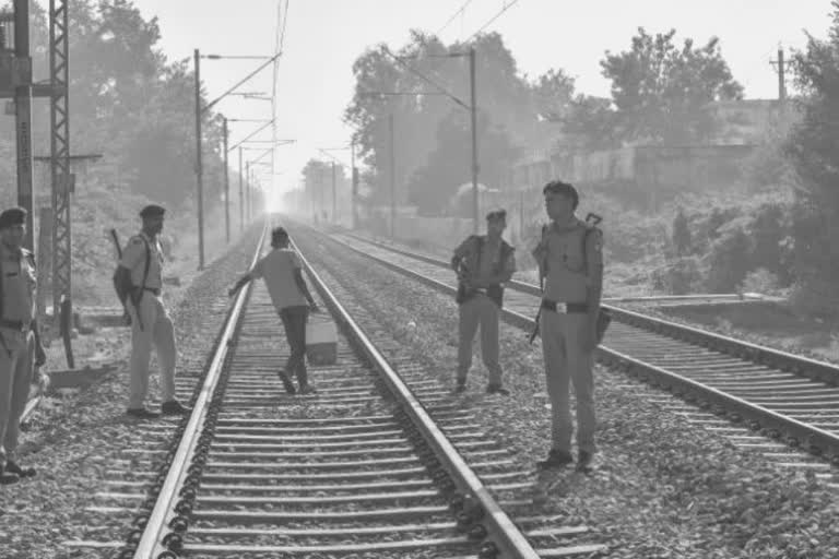 3 people killed after being hit by Sampoorna Kranti Express in UP