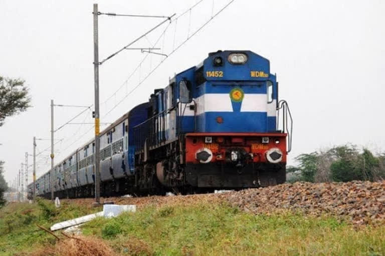 Rajendra Nagar-Lokmanya Tilak Terminus Express  rail fracture  Khadawali station  Titwala station  central railway news  ലോക്കോപൈലറ്റ് ബ്രേക്കിട്ടു :ഒഴിവായത് വൻ ദുരന്തം  ഒഴിവായത് വൻ ദുരന്തം  മുംബൈ