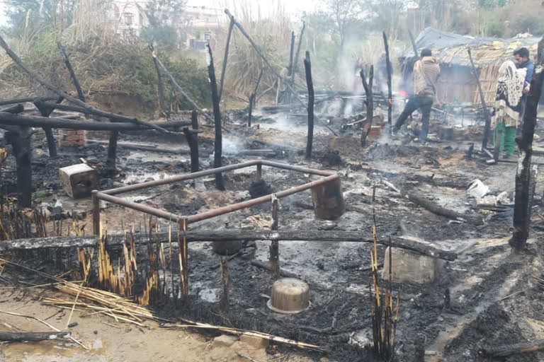 Slums fire in Rakkad una, रक्कड़ में झुग्गियों में लगी आग