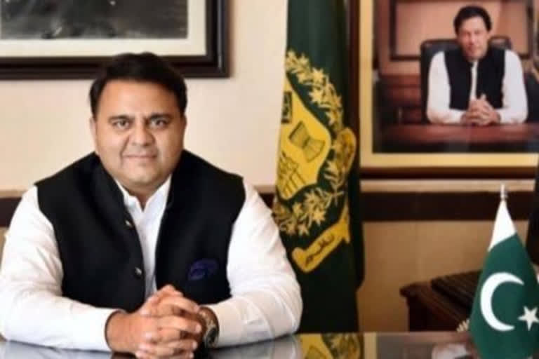 Pak Minister slaps journalist during spat over social media star