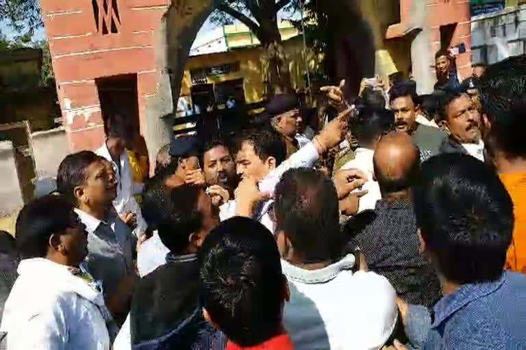 Congress workers clash with each other in balod
