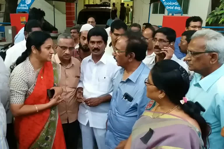 tdp leader jayalakshmi visitation to amaravathi farmers at tenali police statio