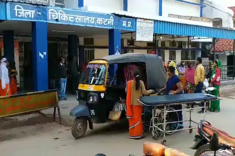 Delivery of woman in auto at District Hospital Gate