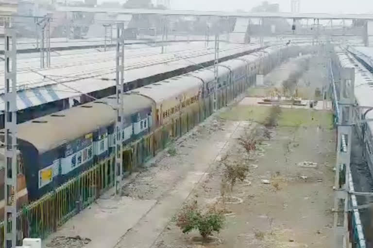 Trains are late due to fog in indore