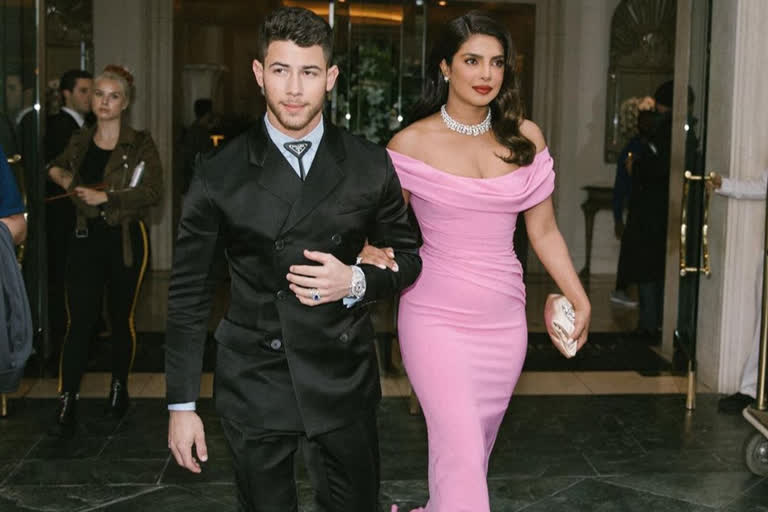 Nick Priyanka kiss at Golden Globe 2020