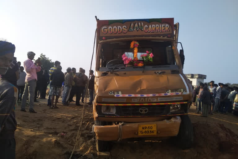 ३ people died in car accident in Bhandara