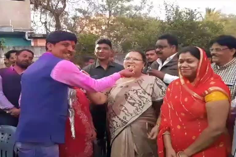 anila bhediya congratulates new winning candidate in balod