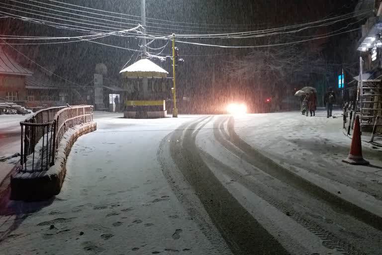 HRTC stopped movement of buses due to heavy snowfall, किन्नौर में भारी बर्फबारी से फिसल रहे हैं वाहनों के टायर