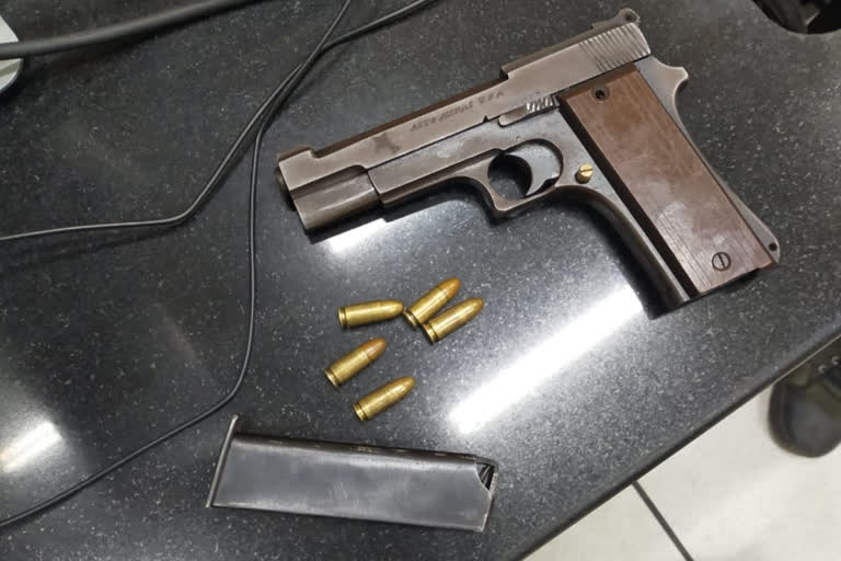 CISF caught a passenger with a pistol and 5 cartridges