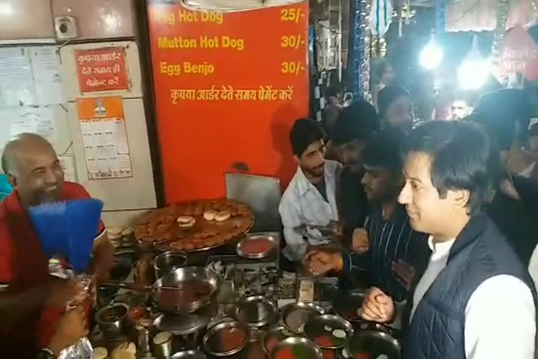 Minister Jayawardhan Singh enjoyed savory dishes