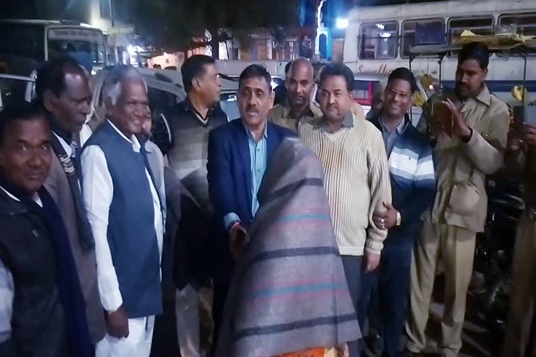 Deoli police distributed blankets and woolen clothes, Deoli police news, Tonk police distributed blankets and woolen clothes, देवली में पुलिस ने बांटे कंबल