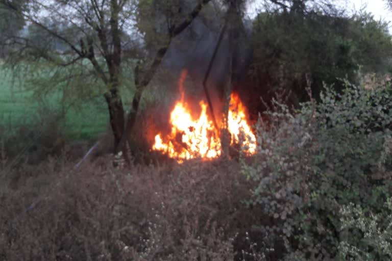 Car burns due to fire in dhar