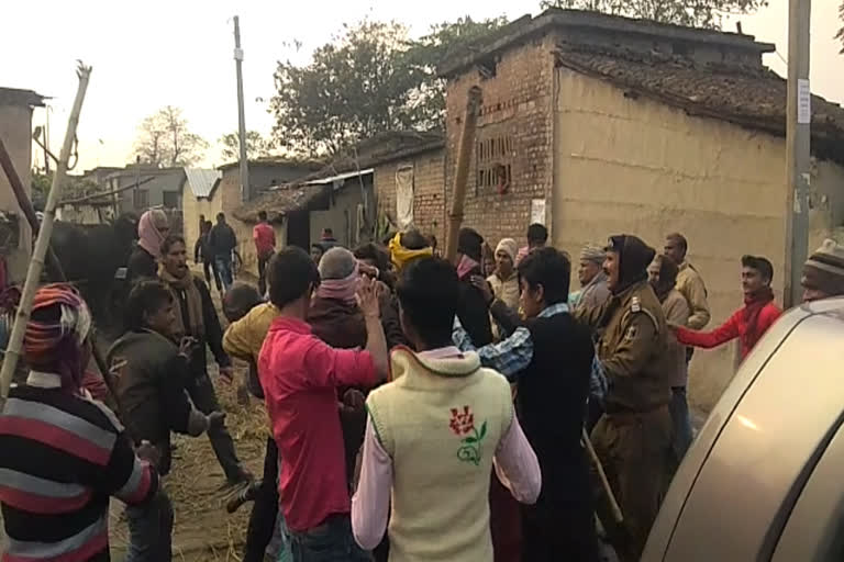 agitated villagers attacked on police in bettiah