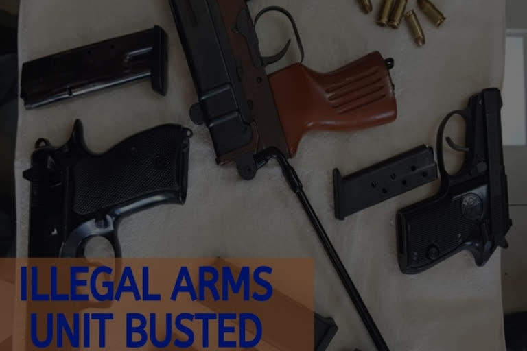 Nadial  illegal arms manufacturing unit  Abdul Kayum  ആയുധ നിര്‍മാണ യൂണിറ്റ് പൊലീസ് കണ്ടെത്തി  കൊല്‍ക്കത്ത.  അബ്ദുൽ കയൂം എന്ന മുന്ന  7 എംഎം പിസ്റ്റൾ