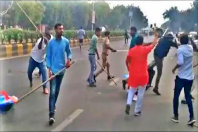 clash-between-abvp-and-nsui-workers-in-ahmedabad-gujarat