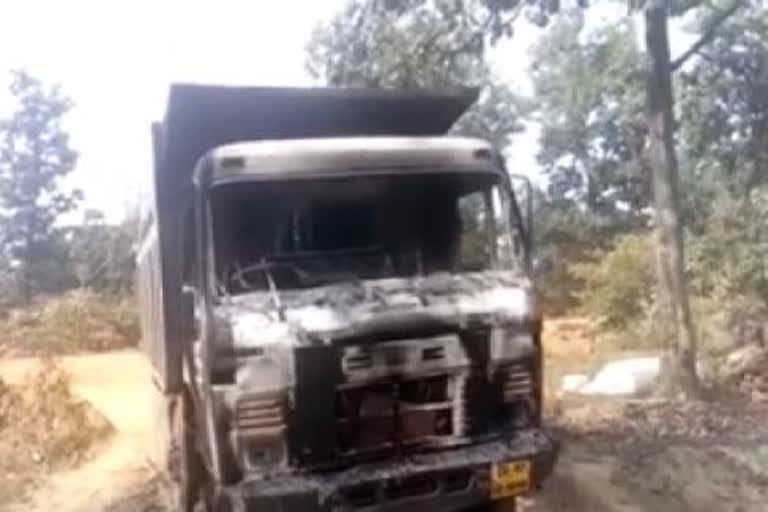 naxals set on fire two vehicles