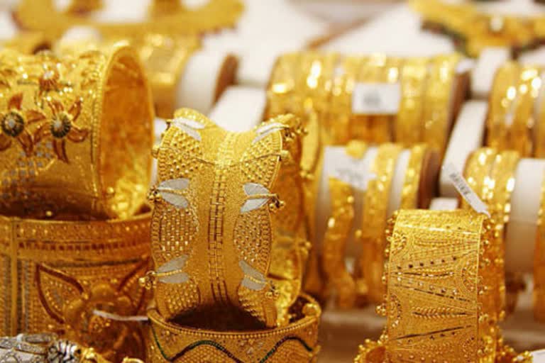 Gold prices fall Rs 420 on stronger rupee