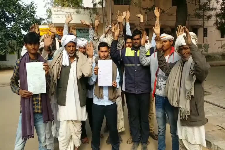 Karauli villagers submitted memorandum, करौली ग्रामीणों ने सौंपा ज्ञापन