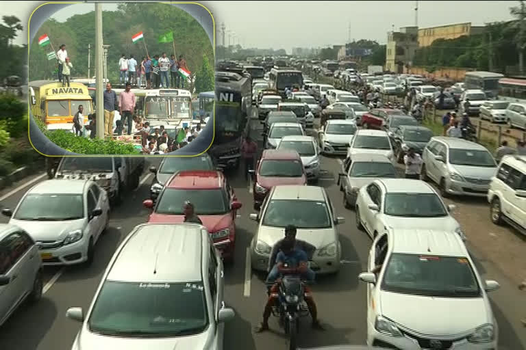 Heavy traffic on vijayawada-guntur highway