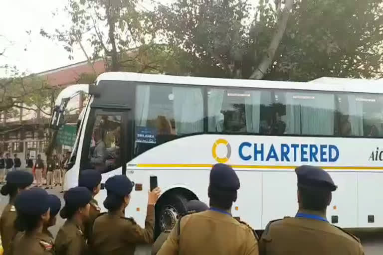 teams reaches stadium