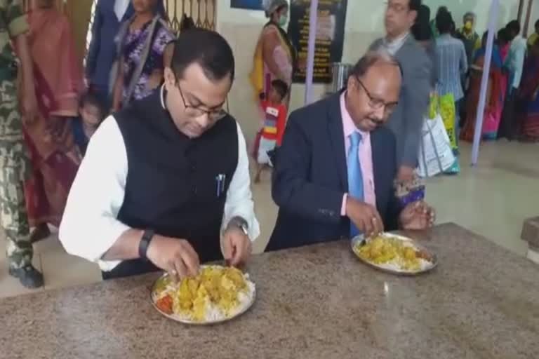 Northen zone RDC, Northen zone RDC visted sambalpur, Northen zone RDC niranjan sahu had meal in ahar center, ଆହାର କେନ୍ଦ୍ରରେ ଖାଇଲେ ଉତ୍ତରାଞ୍ଚଳ ଆରଡିସି, ଉତ୍ତରାଞ୍ଚଳ ଆରଡିସି ନିରଞ୍ଜନ ସାହୁ, ସମ୍ବଲପୁରର ଲକ୍ଷ୍ମୀ ଟକିଜ ଛକ ଆହାର କେନ୍ଦ୍ର