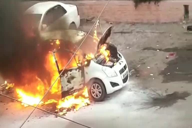 चलती कार में लगी आग, Fire on moving car