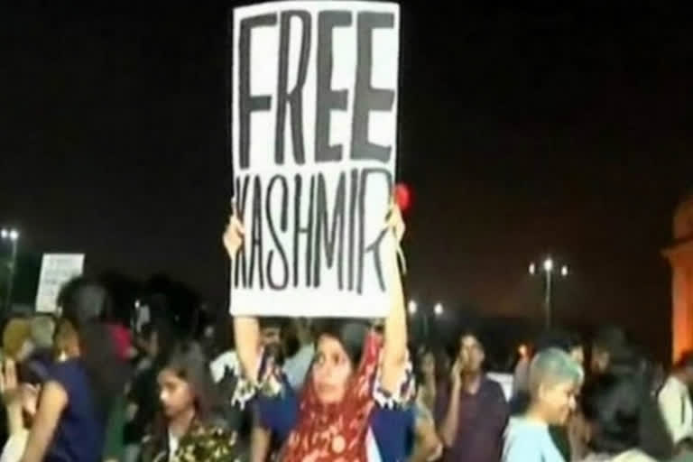 Free Kashmir placard  FIR filed  Jawaharlal Nehru University  JNU  Gateway of India  Mumbai  FIR filed against Mumbai girl with 'Free Kashmir' placard even as she apologises  ഫ്രീ കശ്‌മീർ; യുവതിക്കെതിരെ കേസ്