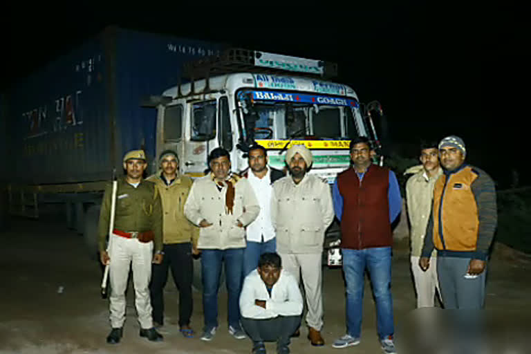 Bikaner police caught a container full of liquor, Bikaner police action against liquor, gajner bikaner police, बीकानेर पुलिस ने पकड़ी 80 लाख की शराब