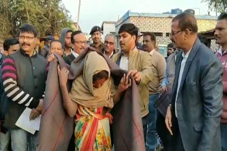 DC distributes blankets among needy people in koderma