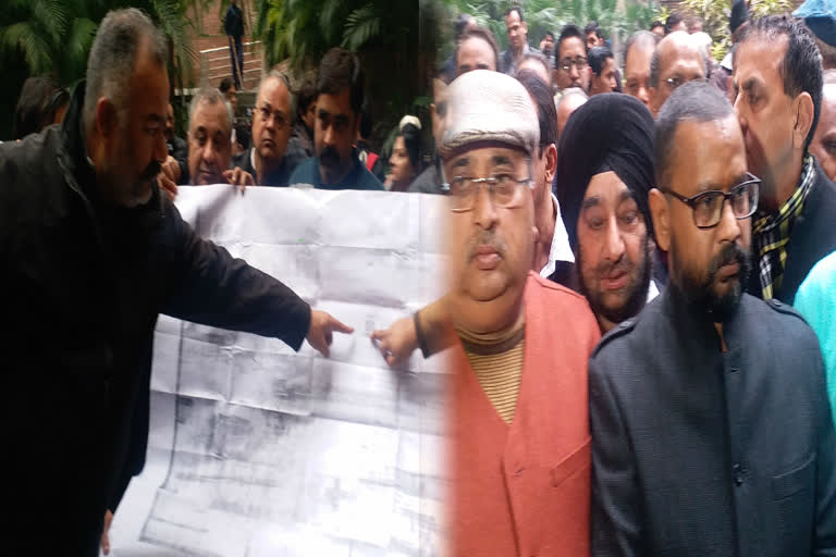 shopvendors protested in delhi to remove sealing from their shops