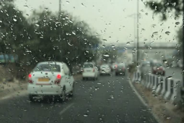 After rain temperature dropped by 3-4 degrees in Delhi