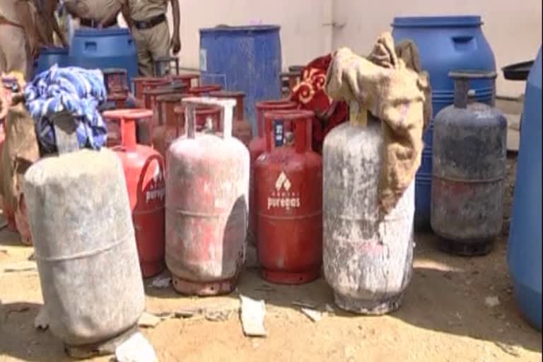 Explosion of illegal cooking gas cylinder inventory,ಅಕ್ರಮ ಅಡುಗೆ ಅನಿಲ ಸಿಲಿಂಡರ್ ದಾಸ್ತಾನು ಸ್ಪೋಟ